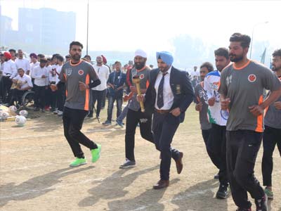 LPU DE STUDENT AS TORCH BEARER