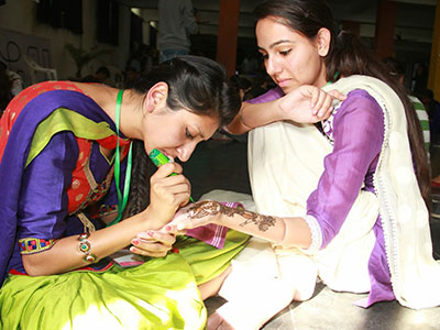 EXHIBITING HEENA MAKING SKILLS