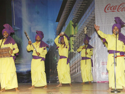 PERFORMING PUNJAB'S TRADITIONAL MALWAI GIDHA